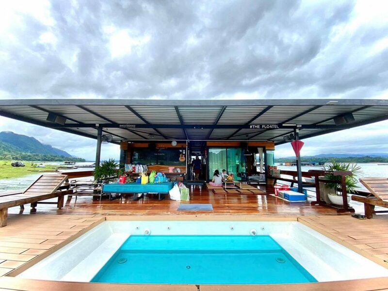 top 7+ ที่พัก แพกาญจนบุรี 2567 แพเขื่อนศรีนครินทร์นอนสบาย วิวสวยอลัง