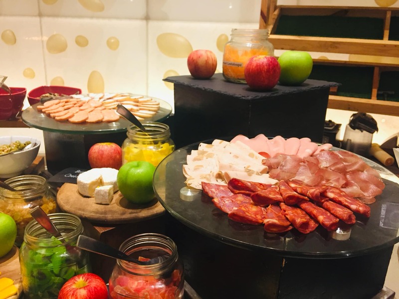 บุฟเฟ่ต์โรงแรมระยอง : รวม 4 บุฟเฟ่ต์โรงแรมระยองต้องตามมาลองถึงจะรู้, Tapestry Restaurant, โรงแรมคลาสสิค คามิโอ , ห้องอาหาร C-Salt Cafe' , Rayong Marriott Resort and Spa,  The Brasserie Global Dining, Holiday Inn &amp; Suites Rayong City Centre, California Steak, โรงแรม คามิโอ เฮ้าส์ ระยอง