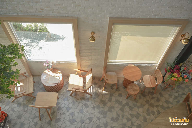 roasi coffee, คาเฟ่อยุธยา, ร้านกาแฟอยุธยา, roasi coffee คาเฟ่สไตล์มินิมอล สุดเก๋ด้วยมุมหน้าต่างกระจกบานใหญ่