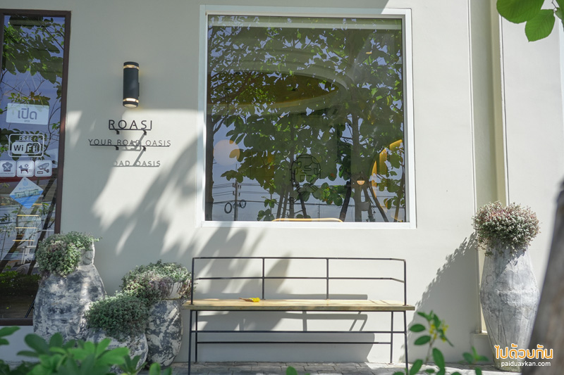 roasi coffee, คาเฟ่อยุธยา, ร้านกาแฟอยุธยา, roasi coffee คาเฟ่สไตล์มินิมอล สุดเก๋ด้วยมุมหน้าต่างกระจกบานใหญ่