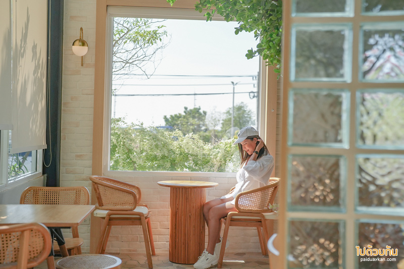 roasi coffee, คาเฟ่อยุธยา, ร้านกาแฟอยุธยา, roasi coffee คาเฟ่สไตล์มินิมอล สุดเก๋ด้วยมุมหน้าต่างกระจกบานใหญ่