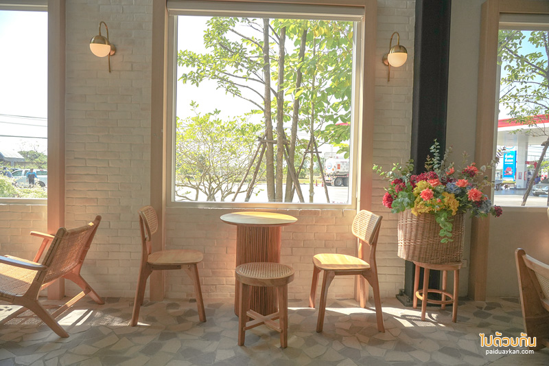 roasi coffee, คาเฟ่อยุธยา, ร้านกาแฟอยุธยา, roasi coffee คาเฟ่สไตล์มินิมอล สุดเก๋ด้วยมุมหน้าต่างกระจกบานใหญ่