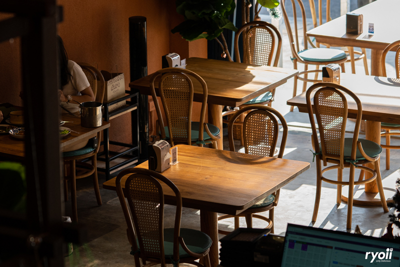 ร้านอาหารหัวหิน : รวม 5 ร้านเด็ด ร้านดัง เมนูสุดปังทั้งซีฟู้ดสดๆ อาหารใต้ อาหารอีสาน และร้านลับซาชิมิปลาไทย!