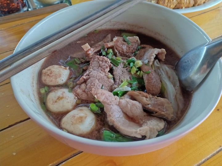 รวม 12 ร้านก๋วยเตี๋ยว สระบุรี น้ำซุปเด็ด เส้นนุ่ม เครื่องแน่น พิกัดอร่อยที่สายกินต้องแวะ!