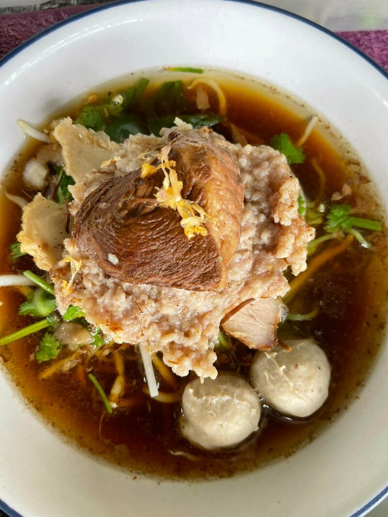 รวม 12 ร้านก๋วยเตี๋ยว สระบุรี น้ำซุปเด็ด เส้นนุ่ม เครื่องแน่น พิกัดอร่อยที่สายกินต้องแวะ!