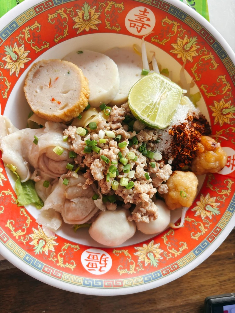 รวม 12 ร้านก๋วยเตี๋ยว สระบุรี น้ำซุปเด็ด เส้นนุ่ม เครื่องแน่น พิกัดอร่อยที่สายกินต้องแวะ!