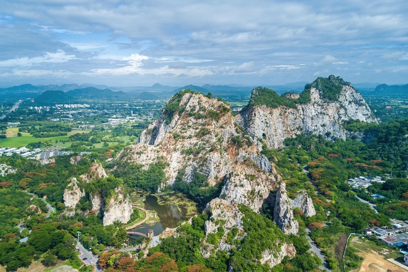 alpacahill, coro field, secret space, ตลาดน้ำดำเนินสะดวก, ถ้ำเขาบิน, ที่เที่ยว, ที่เที่ยวราชบุรี, ที่เที่ยวราชบุรี 2024, ที่เที่ยวราชบุรี 2567, ราชบุรี, วัดพระคริสตหฤทัย, วัดหนองหอย, วัดเพลง, วินเทจฟาร์ม, สถานที่ท่องเที่ยว, อัลปาก้าฮิลล์, อุทยานหินเขางู, เดอะซีนเนอรี่, เถ้าฮงไถ่, เที่ยวจังหวัดราชบุรี, เที่ยวราชบุรี, เที่ยวราชบุรี 2024, เที่ยวราชบุรี 2567, เที่ยวแม่น้ำแม่กลอง, เที่ยวใกล้กรุงเทพ, แก่งส้มแมว, โคโร่ ฟิลด์, top 30+ ที่เที่ยวราชบุรี [กรกฎาคม2024] เมืองน่าเที่ยว มนต์เสน่ห์แห่งลุ่มแม่น้ำแม่กลอง