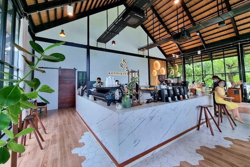 alpacahill, coro field, secret space, ตลาดน้ำดำเนินสะดวก, ถ้ำเขาบิน, ที่เที่ยว, ที่เที่ยวราชบุรี, ที่เที่ยวราชบุรี 2024, ที่เที่ยวราชบุรี 2567, ราชบุรี, วัดพระคริสตหฤทัย, วัดหนองหอย, วัดเพลง, วินเทจฟาร์ม, สถานที่ท่องเที่ยว, อัลปาก้าฮิลล์, อุทยานหินเขางู, เดอะซีนเนอรี่, เถ้าฮงไถ่, เที่ยวจังหวัดราชบุรี, เที่ยวราชบุรี, เที่ยวราชบุรี 2024, เที่ยวราชบุรี 2567, เที่ยวแม่น้ำแม่กลอง, เที่ยวใกล้กรุงเทพ, แก่งส้มแมว, โคโร่ ฟิลด์, top 30+ ที่เที่ยวราชบุรี [กรกฎาคม2024] เมืองน่าเที่ยว มนต์เสน่ห์แห่งลุ่มแม่น้ำแม่กลอง