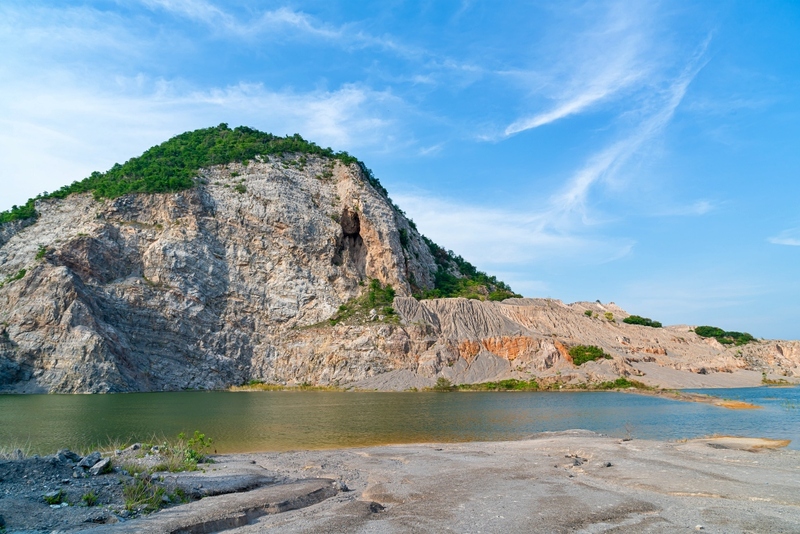 alpacahill, coro field, secret space, ตลาดน้ำดำเนินสะดวก, ถ้ำเขาบิน, ที่เที่ยว, ที่เที่ยวราชบุรี, ที่เที่ยวราชบุรี 2024, ที่เที่ยวราชบุรี 2567, ราชบุรี, วัดพระคริสตหฤทัย, วัดหนองหอย, วัดเพลง, วินเทจฟาร์ม, สถานที่ท่องเที่ยว, อัลปาก้าฮิลล์, อุทยานหินเขางู, เดอะซีนเนอรี่, เถ้าฮงไถ่, เที่ยวจังหวัดราชบุรี, เที่ยวราชบุรี, เที่ยวราชบุรี 2024, เที่ยวราชบุรี 2567, เที่ยวแม่น้ำแม่กลอง, เที่ยวใกล้กรุงเทพ, แก่งส้มแมว, โคโร่ ฟิลด์, top 30+ ที่เที่ยวราชบุรี [กรกฎาคม2024] เมืองน่าเที่ยว มนต์เสน่ห์แห่งลุ่มแม่น้ำแม่กลอง