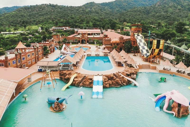 alpacahill, coro field, secret space, ตลาดน้ำดำเนินสะดวก, ถ้ำเขาบิน, ที่เที่ยว, ที่เที่ยวราชบุรี, ที่เที่ยวราชบุรี 2024, ที่เที่ยวราชบุรี 2567, ราชบุรี, วัดพระคริสตหฤทัย, วัดหนองหอย, วัดเพลง, วินเทจฟาร์ม, สถานที่ท่องเที่ยว, อัลปาก้าฮิลล์, อุทยานหินเขางู, เดอะซีนเนอรี่, เถ้าฮงไถ่, เที่ยวจังหวัดราชบุรี, เที่ยวราชบุรี, เที่ยวราชบุรี 2024, เที่ยวราชบุรี 2567, เที่ยวแม่น้ำแม่กลอง, เที่ยวใกล้กรุงเทพ, แก่งส้มแมว, โคโร่ ฟิลด์, top 30+ ที่เที่ยวราชบุรี [กรกฎาคม2024] เมืองน่าเที่ยว มนต์เสน่ห์แห่งลุ่มแม่น้ำแม่กลอง