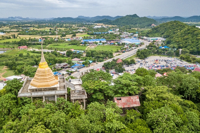 alpacahill, coro field, secret space, ตลาดน้ำดำเนินสะดวก, ถ้ำเขาบิน, ที่เที่ยว, ที่เที่ยวราชบุรี, ที่เที่ยวราชบุรี 2024, ที่เที่ยวราชบุรี 2567, ราชบุรี, วัดพระคริสตหฤทัย, วัดหนองหอย, วัดเพลง, วินเทจฟาร์ม, สถานที่ท่องเที่ยว, อัลปาก้าฮิลล์, อุทยานหินเขางู, เดอะซีนเนอรี่, เถ้าฮงไถ่, เที่ยวจังหวัดราชบุรี, เที่ยวราชบุรี, เที่ยวราชบุรี 2024, เที่ยวราชบุรี 2567, เที่ยวแม่น้ำแม่กลอง, เที่ยวใกล้กรุงเทพ, แก่งส้มแมว, โคโร่ ฟิลด์, top 30+ ที่เที่ยวราชบุรี [กรกฎาคม2024] เมืองน่าเที่ยว มนต์เสน่ห์แห่งลุ่มแม่น้ำแม่กลอง