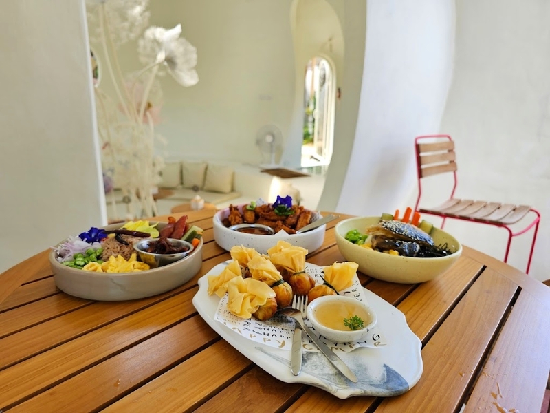 bake and more, bellinee’s rayong, guer cafe, happy camper rayong, happy camper คาเฟ่, mama don’t like espresso bar & bake lab, mhuan fun cafe & art, misahouse, phala craft coffee roasters, seaseoul cafe, she sails cafe & beach club, she sails rayong, the creeper house, triple o coffee, u cup coffee, คาเฟ่ระยอง, คาเฟ่ระยอง 2024, คาเฟ่ระยอง 2567, คาเฟ่ริมทะเล ระยอง, คาเฟ่เปิดใหม่ ระยอง, คาเฟ่ใกลฉัน, ซีโซล คาเฟ่, ปาฎี, มาม่า ดอนท์ ไลท์ คาเฟ่, มิสะเฮ้าท์, ระยอง 2024, ระยอง 2567, ระยอง คาเฟ่, ร้านปาฎี, ร้านเกื้อ, สวนก๋ง, เที่ยวระยอง, เบค แอนด์ มอร์ คาเฟ่, เบลลินี่ ระยอง, เหมือนฝัน คาเฟ่, top 15+ คาเฟ่ระยอง [กรกฎาคม 2024] นั่งจิบชากาแฟ ทานเบเกอรี่ ดื่มด่ำธรรมชาติ รับลมริมทะเล