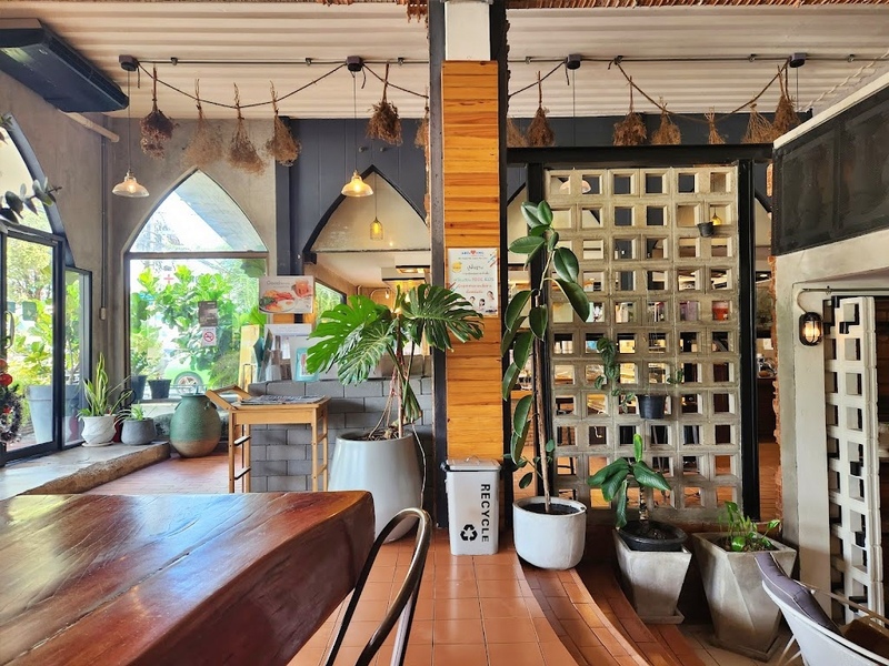 bake and more, bellinee’s rayong, guer cafe, happy camper rayong, happy camper คาเฟ่, mama don’t like espresso bar & bake lab, mhuan fun cafe & art, misahouse, phala craft coffee roasters, seaseoul cafe, she sails cafe & beach club, she sails rayong, the creeper house, triple o coffee, u cup coffee, คาเฟ่ระยอง, คาเฟ่ระยอง 2024, คาเฟ่ระยอง 2567, คาเฟ่ริมทะเล ระยอง, คาเฟ่เปิดใหม่ ระยอง, คาเฟ่ใกลฉัน, ซีโซล คาเฟ่, ปาฎี, มาม่า ดอนท์ ไลท์ คาเฟ่, มิสะเฮ้าท์, ระยอง 2024, ระยอง 2567, ระยอง คาเฟ่, ร้านปาฎี, ร้านเกื้อ, สวนก๋ง, เที่ยวระยอง, เบค แอนด์ มอร์ คาเฟ่, เบลลินี่ ระยอง, เหมือนฝัน คาเฟ่, top 15+ คาเฟ่ระยอง [กรกฎาคม 2024] นั่งจิบชากาแฟ ทานเบเกอรี่ ดื่มด่ำธรรมชาติ รับลมริมทะเล