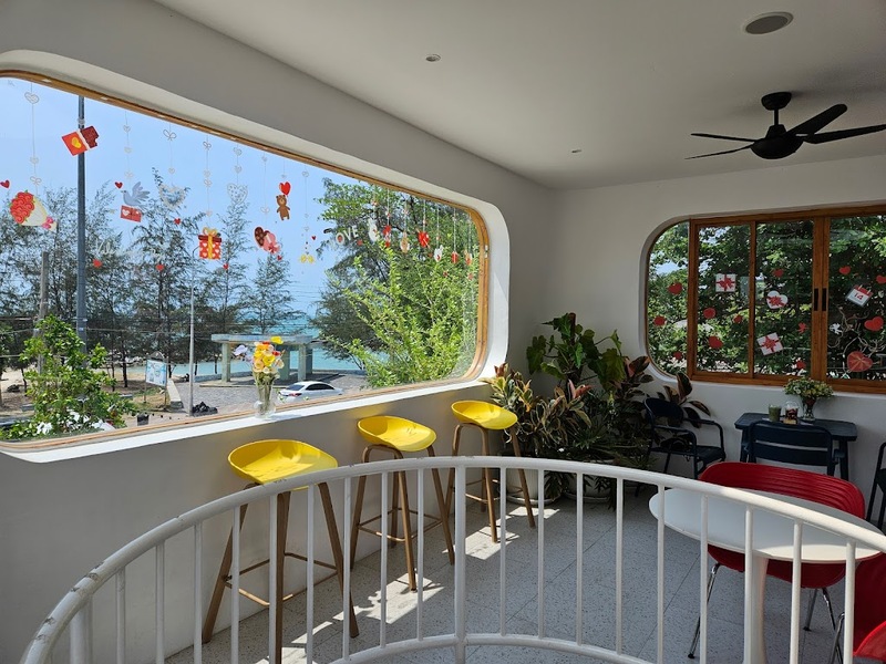 bake and more, bellinee’s rayong, guer cafe, happy camper rayong, happy camper คาเฟ่, mama don’t like espresso bar & bake lab, mhuan fun cafe & art, misahouse, phala craft coffee roasters, seaseoul cafe, she sails cafe & beach club, she sails rayong, the creeper house, triple o coffee, u cup coffee, คาเฟ่ระยอง, คาเฟ่ระยอง 2024, คาเฟ่ระยอง 2567, คาเฟ่ริมทะเล ระยอง, คาเฟ่เปิดใหม่ ระยอง, คาเฟ่ใกลฉัน, ซีโซล คาเฟ่, ปาฎี, มาม่า ดอนท์ ไลท์ คาเฟ่, มิสะเฮ้าท์, ระยอง 2024, ระยอง 2567, ระยอง คาเฟ่, ร้านปาฎี, ร้านเกื้อ, สวนก๋ง, เที่ยวระยอง, เบค แอนด์ มอร์ คาเฟ่, เบลลินี่ ระยอง, เหมือนฝัน คาเฟ่, top 15+ คาเฟ่ระยอง [กรกฎาคม 2024] นั่งจิบชากาแฟ ทานเบเกอรี่ ดื่มด่ำธรรมชาติ รับลมริมทะเล