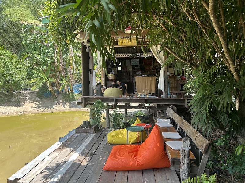 bake and more, bellinee’s rayong, guer cafe, happy camper rayong, happy camper คาเฟ่, mama don’t like espresso bar & bake lab, mhuan fun cafe & art, misahouse, phala craft coffee roasters, seaseoul cafe, she sails cafe & beach club, she sails rayong, the creeper house, triple o coffee, u cup coffee, คาเฟ่ระยอง, คาเฟ่ระยอง 2024, คาเฟ่ระยอง 2567, คาเฟ่ริมทะเล ระยอง, คาเฟ่เปิดใหม่ ระยอง, คาเฟ่ใกลฉัน, ซีโซล คาเฟ่, ปาฎี, มาม่า ดอนท์ ไลท์ คาเฟ่, มิสะเฮ้าท์, ระยอง 2024, ระยอง 2567, ระยอง คาเฟ่, ร้านปาฎี, ร้านเกื้อ, สวนก๋ง, เที่ยวระยอง, เบค แอนด์ มอร์ คาเฟ่, เบลลินี่ ระยอง, เหมือนฝัน คาเฟ่, top 15+ คาเฟ่ระยอง [กรกฎาคม 2024] นั่งจิบชากาแฟ ทานเบเกอรี่ ดื่มด่ำธรรมชาติ รับลมริมทะเล