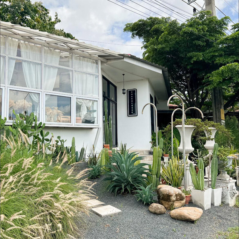 top 10+ คาเฟ่สุรินทร์ 2567 คาเฟ่ทุ่งนาสุรินทร์ บรรยากาศดี วิวสุดปัง ถ่ายรูปสวย