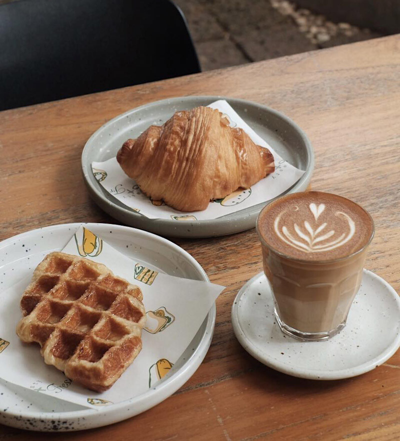 top 10+ คาเฟ่สุรินทร์ 2567 คาเฟ่ทุ่งนาสุรินทร์ บรรยากาศดี วิวสุดปัง ถ่ายรูปสวย