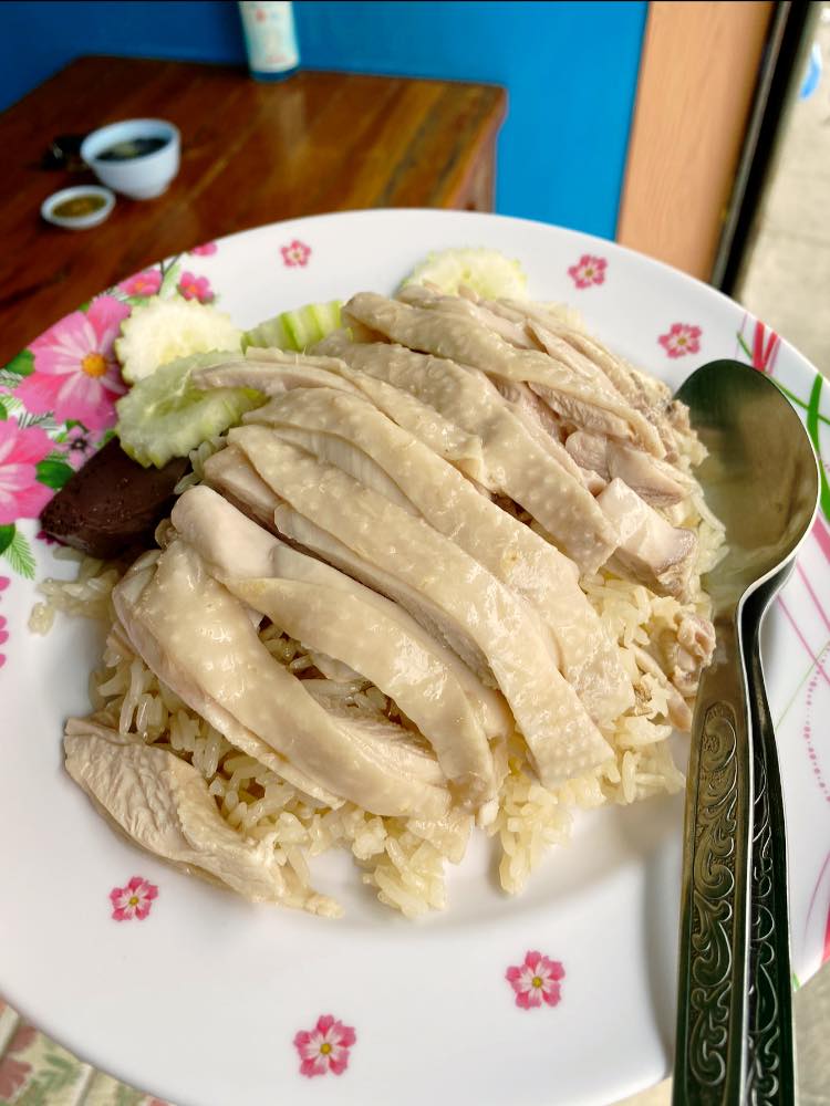 top 8+ ร้านข้าวมันไก่จานใหญ่ให้เยอะ เนื้อไก่ชิ้นโตไก่นิ่มฟินเว่อร์