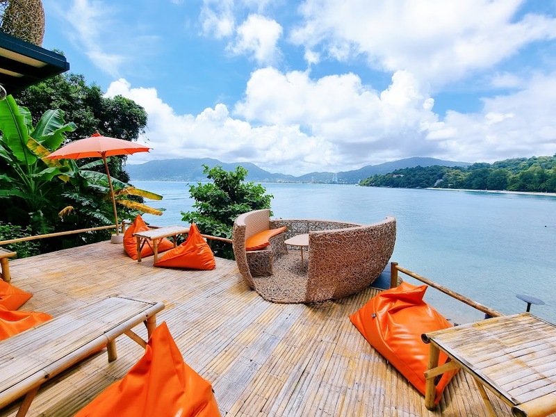 [hkolu8ik, ban leng coffee, bangjiam backyard cafe, bix cafe, cafe phuket, campus coffee roaster, cheevit cheeva, coming home cafe, coming home cafe & seascape, cozy cafe phuket, day & night of phuket, hohiho phuket, hohiho restaurant & cafe phuket, hommori, hosay bowl, hosay bowl phuket town, jule cafe, jule coffee co, lay cafe phuket, ma doo bua cafe, phuket view point cafe, pink cafe phuket, refresh cafe, roôf pudding & cafe, samutr bar, sea clam cafe & bistro, smile bar, smile restaurant, starbucks arinara, tarzan seaside cafe, the beach by starbucks, the cozy cafe phuket, the ruby sea cafe, tree monkeys restaurant, waylany kids cafe, คาเฟ่ สี, คาเฟ่ ใกล้ฉัน, คาเฟ่จังหวัดภูเก็ต, คาเฟ่ต้นไม้, คาเฟ่ภูเก็ต, คาเฟ่ภูเก็ต 2023, คาเฟ่ภูเก็ต 2566, คาเฟ่ริมทะเลภูเก็ต, คาเฟ่ลับภูเก็ต, คาเฟ่เปิดใหม่, คาเฟ่เปิดใหม่ภูเก็ต, คาเฟ่ใกล้ฉัน, คาเฟ่ในภูเก็ต, คาเฟ่ในภูเก็ต 2023, คาเฟ่ในภูเก็ต 2566, ชีวิตชีวา คาเฟ่, ทรีมังกี้ส์, บ้านสีครามคาเฟ่, บ้านเลงคาเฟ่, ภูเก็ต, มาดูบัว คาเฟ่, ย่านเมืองเก่าภูเก็ต, สตาร์บัคริมทะเล, สมุทรบาร์, โฮมโมริ, top 25+ คาเฟ่ภูเก็ต [กรกฎาคม 2024] ชิมอาหารรสเด็ด ดื่มกาแฟดี ท่ามกลางบรรยากาศสุดชิลล์บนเกาะ