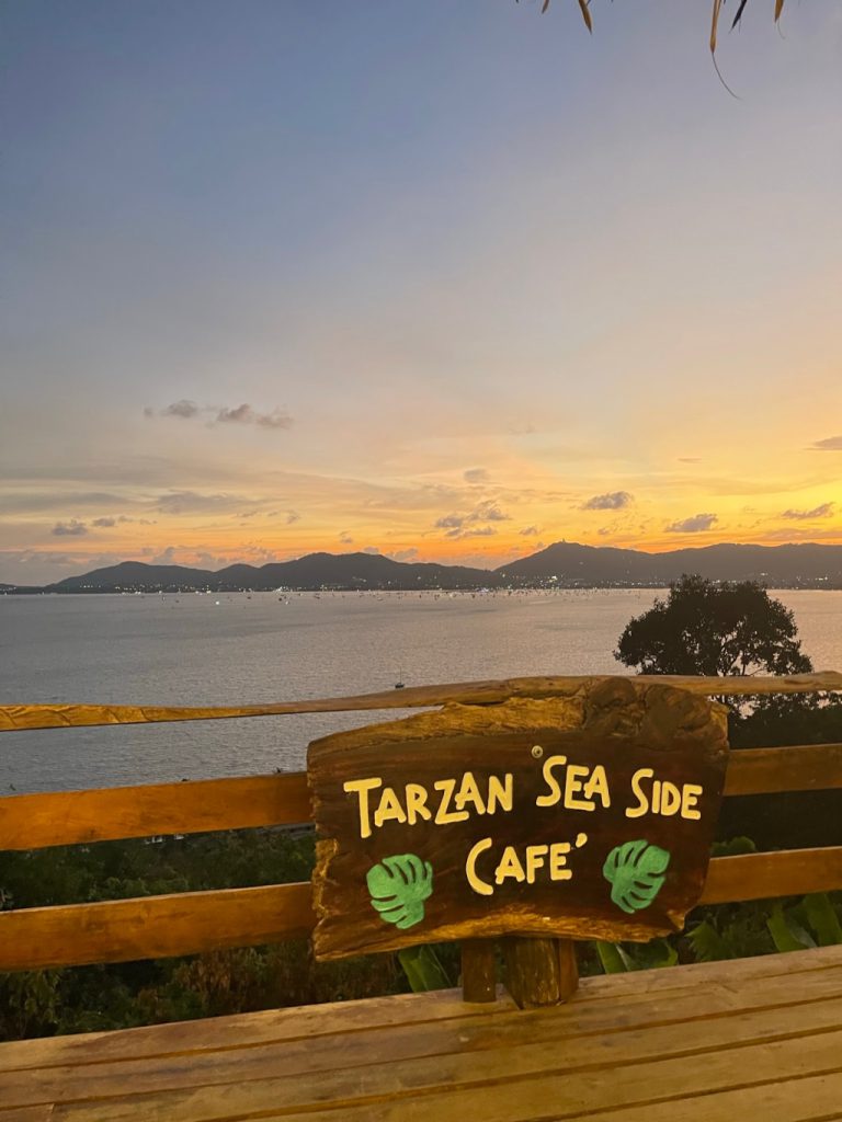 [hkolu8ik, ban leng coffee, bangjiam backyard cafe, bix cafe, cafe phuket, campus coffee roaster, cheevit cheeva, coming home cafe, coming home cafe & seascape, cozy cafe phuket, day & night of phuket, hohiho phuket, hohiho restaurant & cafe phuket, hommori, hosay bowl, hosay bowl phuket town, jule cafe, jule coffee co, lay cafe phuket, ma doo bua cafe, phuket view point cafe, pink cafe phuket, refresh cafe, roôf pudding & cafe, samutr bar, sea clam cafe & bistro, smile bar, smile restaurant, starbucks arinara, tarzan seaside cafe, the beach by starbucks, the cozy cafe phuket, the ruby sea cafe, tree monkeys restaurant, waylany kids cafe, คาเฟ่ สี, คาเฟ่ ใกล้ฉัน, คาเฟ่จังหวัดภูเก็ต, คาเฟ่ต้นไม้, คาเฟ่ภูเก็ต, คาเฟ่ภูเก็ต 2023, คาเฟ่ภูเก็ต 2566, คาเฟ่ริมทะเลภูเก็ต, คาเฟ่ลับภูเก็ต, คาเฟ่เปิดใหม่, คาเฟ่เปิดใหม่ภูเก็ต, คาเฟ่ใกล้ฉัน, คาเฟ่ในภูเก็ต, คาเฟ่ในภูเก็ต 2023, คาเฟ่ในภูเก็ต 2566, ชีวิตชีวา คาเฟ่, ทรีมังกี้ส์, บ้านสีครามคาเฟ่, บ้านเลงคาเฟ่, ภูเก็ต, มาดูบัว คาเฟ่, ย่านเมืองเก่าภูเก็ต, สตาร์บัคริมทะเล, สมุทรบาร์, โฮมโมริ, top 25+ คาเฟ่ภูเก็ต [กรกฎาคม 2024] ชิมอาหารรสเด็ด ดื่มกาแฟดี ท่ามกลางบรรยากาศสุดชิลล์บนเกาะ