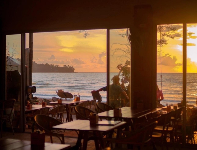 [hkolu8ik, ban leng coffee, bangjiam backyard cafe, bix cafe, cafe phuket, campus coffee roaster, cheevit cheeva, coming home cafe, coming home cafe & seascape, cozy cafe phuket, day & night of phuket, hohiho phuket, hohiho restaurant & cafe phuket, hommori, hosay bowl, hosay bowl phuket town, jule cafe, jule coffee co, lay cafe phuket, ma doo bua cafe, phuket view point cafe, pink cafe phuket, refresh cafe, roôf pudding & cafe, samutr bar, sea clam cafe & bistro, smile bar, smile restaurant, starbucks arinara, tarzan seaside cafe, the beach by starbucks, the cozy cafe phuket, the ruby sea cafe, tree monkeys restaurant, waylany kids cafe, คาเฟ่ สี, คาเฟ่ ใกล้ฉัน, คาเฟ่จังหวัดภูเก็ต, คาเฟ่ต้นไม้, คาเฟ่ภูเก็ต, คาเฟ่ภูเก็ต 2023, คาเฟ่ภูเก็ต 2566, คาเฟ่ริมทะเลภูเก็ต, คาเฟ่ลับภูเก็ต, คาเฟ่เปิดใหม่, คาเฟ่เปิดใหม่ภูเก็ต, คาเฟ่ใกล้ฉัน, คาเฟ่ในภูเก็ต, คาเฟ่ในภูเก็ต 2023, คาเฟ่ในภูเก็ต 2566, ชีวิตชีวา คาเฟ่, ทรีมังกี้ส์, บ้านสีครามคาเฟ่, บ้านเลงคาเฟ่, ภูเก็ต, มาดูบัว คาเฟ่, ย่านเมืองเก่าภูเก็ต, สตาร์บัคริมทะเล, สมุทรบาร์, โฮมโมริ, top 25+ คาเฟ่ภูเก็ต [กรกฎาคม 2024] ชิมอาหารรสเด็ด ดื่มกาแฟดี ท่ามกลางบรรยากาศสุดชิลล์บนเกาะ