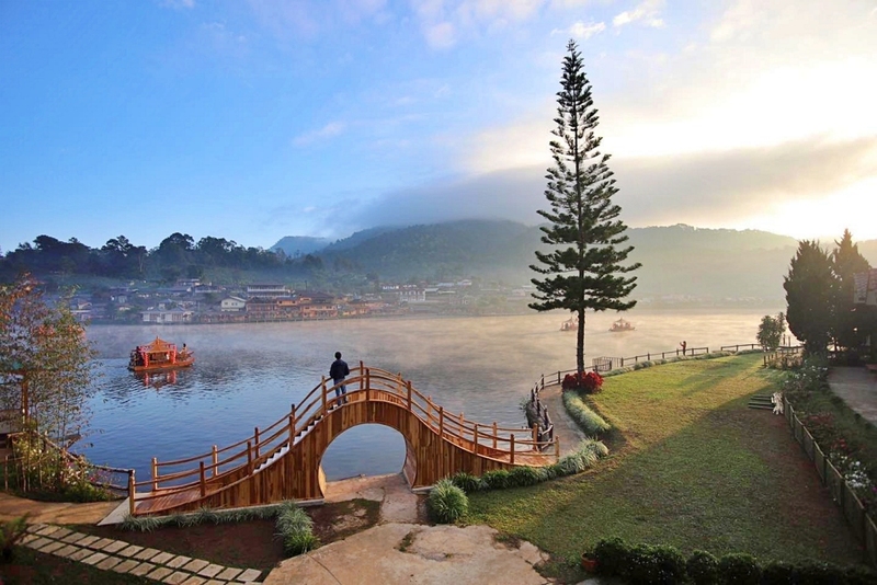 ที่พักบ้านรักไทย, ที่พักบ้านรักไทย 2022, ที่พักบ้านรักไทย 2565, ที่พักบ้านรักไทย แม่ฮ่องสอน 2565, ที่พักหมู่บ้านรักไทย, ที่พักหมู่บ้านรักไทย 2022, ที่พักหมู่บ้านรักไทย 2565, บ้านรักไทย แม่ฮ่องสอน, top 6+ ที่พัก บ้านรักไทย แม่ฮ่องสอน [กรกฎาคม 2024] เที่ยวหมู่บ้านชาวจีนยูนนาน ริมทะเลสาบกลางหุบเขา