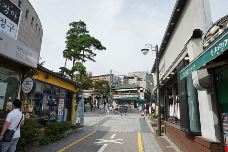 bukchon hanok village, cheonggyecheon stream, gangnam, gangnam style, haeundae beach, hongdae, hongik university, insadong, jagalchi, jagalchi fish market, korean streetfood, korean walking street, myeongdong, samcheongdong-gil road, seomyeon, waiking street, กรุงโซล, กังนัม, ขนมพื้นเมือง, คลองชองกเยชอน, ช้อปปิ้งเกาหลี 2024, ชายหาดแฮอุนแด, ซอมยอน, ตลาดปลาจากัลซี, ถนนคนเดินเกาหลี, ถนนซัมดองกิล, ถนนศิลปะ, ถนนเก่าอินซาดง, ปูซาน, สินค้าไฮเอนด์, หมู่บ้านบุกชอนฮันอก, อาหารทะเล, อินซาดง, ฮงแด, เต้นโคฟเวอร์, เทศกาลโคมไฟ, เที่ยวเกาหลี 2024, เที่ยวเกาหลี 2567, เที่ยวเกาหลีด้วยตัวเอง, เมียงดง, แบรนด์เนมเกาหลี, แฟนชั่นเกาหลี, แหล่งช็อปปิ้งเกาหลี, top 10+ ถนนคนเดินในเกาหลี 2024 แหล่งช็อปปิ้งเกาหลี แฟชั่นจัดเต็ม และงานศิลปะที่ไม่เหมือนใคร