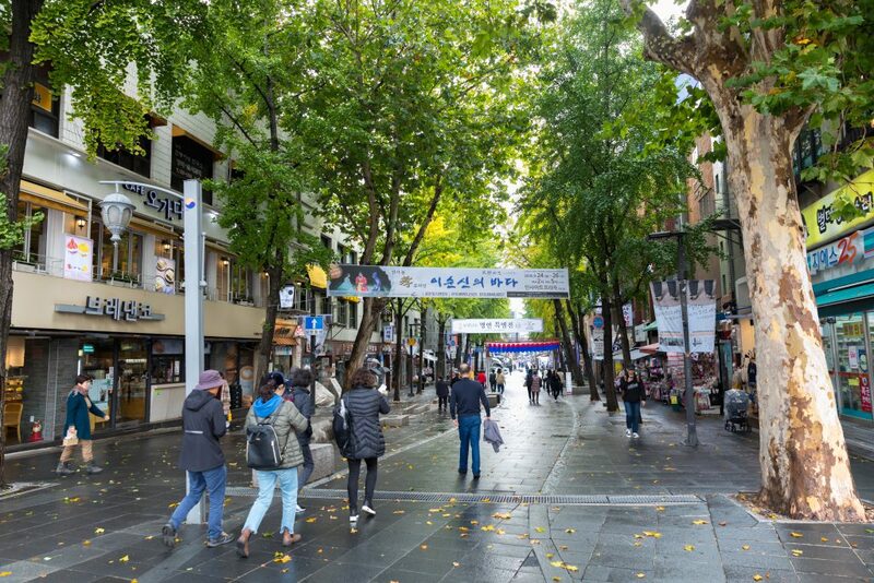 bukchon hanok village, cheonggyecheon stream, gangnam, gangnam style, haeundae beach, hongdae, hongik university, insadong, jagalchi, jagalchi fish market, korean streetfood, korean walking street, myeongdong, samcheongdong-gil road, seomyeon, waiking street, กรุงโซล, กังนัม, ขนมพื้นเมือง, คลองชองกเยชอน, ช้อปปิ้งเกาหลี 2024, ชายหาดแฮอุนแด, ซอมยอน, ตลาดปลาจากัลซี, ถนนคนเดินเกาหลี, ถนนซัมดองกิล, ถนนศิลปะ, ถนนเก่าอินซาดง, ปูซาน, สินค้าไฮเอนด์, หมู่บ้านบุกชอนฮันอก, อาหารทะเล, อินซาดง, ฮงแด, เต้นโคฟเวอร์, เทศกาลโคมไฟ, เที่ยวเกาหลี 2024, เที่ยวเกาหลี 2567, เที่ยวเกาหลีด้วยตัวเอง, เมียงดง, แบรนด์เนมเกาหลี, แฟนชั่นเกาหลี, แหล่งช็อปปิ้งเกาหลี, top 10+ ถนนคนเดินในเกาหลี 2024 แหล่งช็อปปิ้งเกาหลี แฟชั่นจัดเต็ม และงานศิลปะที่ไม่เหมือนใคร