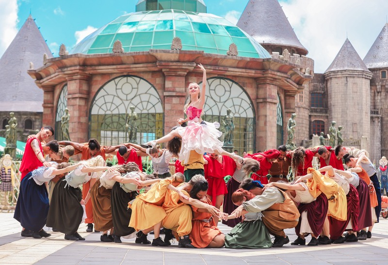 alpine coaster, ba na hill cable car, banahills, beer plaza, debay wine cellar, fantasy park, flying eyes theatre, french village, golden bridge, le jardin d'amour, linh phong zen monastery, linh ung pagoda, luna castle, mercure danang, mercure danang french village bana hills, saint denis, sun world, sun world ba na hills, tower drop, กระเช้าลอยฟ้า, กระเช้าเวียดนาม, ดานังเวียดนาม, ที่เที่ยวเวียดนาม 2023, บานาฮิลล์, บานาฮิลล์ 2024, บานาฮิลล์ 2567, ปราสาทจันทรา, พระพุทธรูปใหญ่, พระใหญ่บานาฮิลล์, รถไฟเหาะ, ร้านไวน์บานาฮิลล์, วัดหลินฟองเซ็น, สวนดอกไม้, สวนดอกไม้แห่งความรัก, สวนสนุก, สวนสนุกบานาฮิลล์, สะพานมือ, สะพานมือยักษ์, หมู่บ้านฝรั่งเศส, หอคอย9ชั้น, อาหารบุฟเฟ่ต์, เที่ยวดานัง, เที่ยวเวียดนาม, เมอร์เคียว ดานัง, เมืองฝรั่งเศส, ้เวียดนาม2023, โบสถ์เซนต์ เดนิส, โรงบ่มไวน์ดีเบย์, โรงแรมเมอร์เคียว ดานัง เฟรนช์ วิลเลจ บานา ฮิลส์, โรงไวน์, เที่ยวบานาฮิลล์ ยกยุโรปมาไว้เวียดนาม ขึ้นกระเช้าลอยฟ้าผ่านหมอก ไม่พลาดแลนด์มาร์คดัง