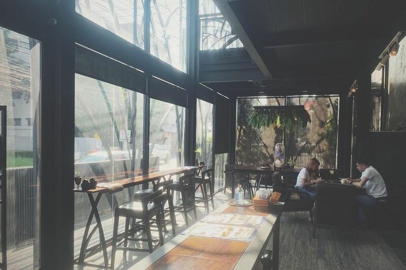 top 6+ ร้านคาเฟ่โทนสีดำสุดคูล พร้อมมุมน่านั่ง น่าถ่ายรูป อีกแหล่งเช็คอินใหม่ที่ไม่ควรพลาด!!!, Sheep in the City, The Black Forest, 29nov.coffee by Saiparn, IM Cafe', Yellow Submarine Coffee Tank, Kurious Cafe