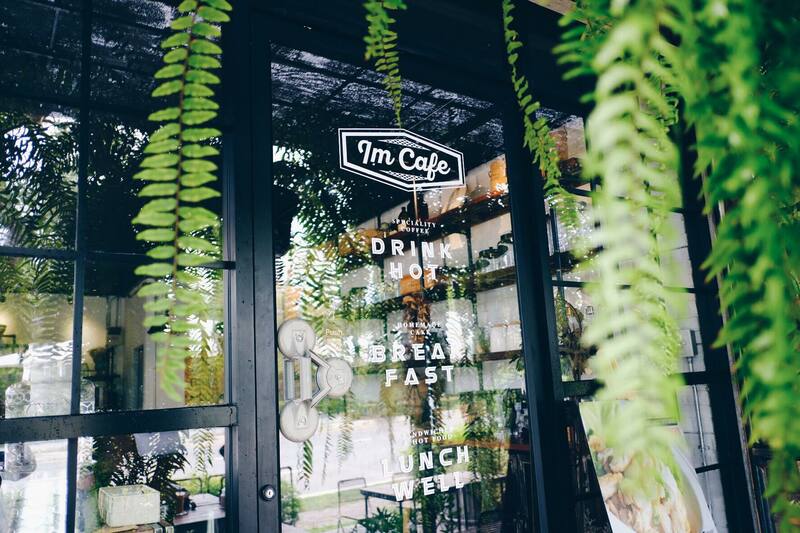 top 6+ ร้านคาเฟ่โทนสีดำสุดคูล พร้อมมุมน่านั่ง น่าถ่ายรูป อีกแหล่งเช็คอินใหม่ที่ไม่ควรพลาด!!!, Sheep in the City, The Black Forest, 29nov.coffee by Saiparn, IM Cafe', Yellow Submarine Coffee Tank, Kurious Cafe