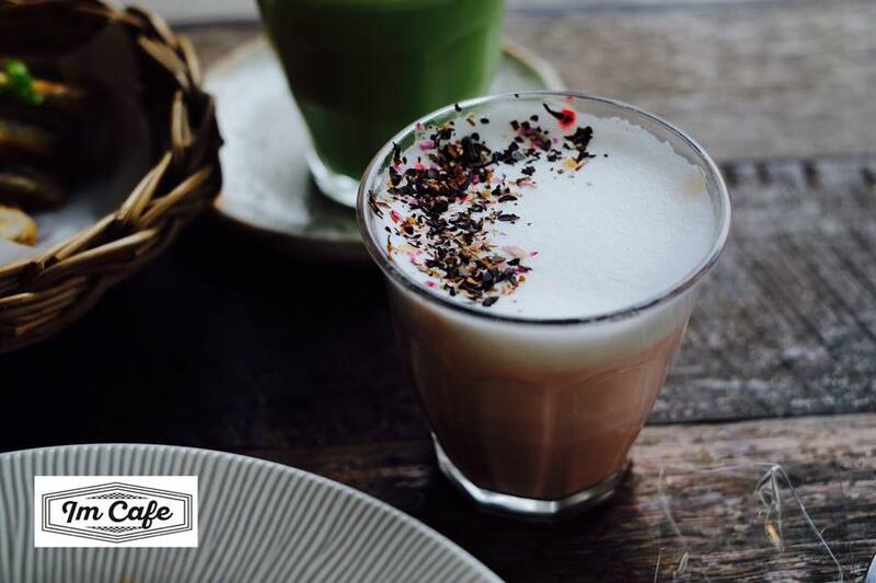 top 6+ ร้านคาเฟ่โทนสีดำสุดคูล พร้อมมุมน่านั่ง น่าถ่ายรูป อีกแหล่งเช็คอินใหม่ที่ไม่ควรพลาด!!!, Sheep in the City, The Black Forest, 29nov.coffee by Saiparn, IM Cafe', Yellow Submarine Coffee Tank, Kurious Cafe