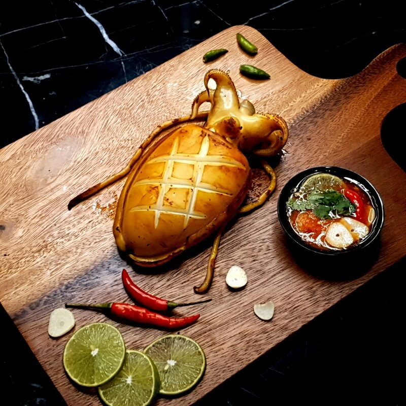 top 5+ ร้านปลาหมึกย่างตัวใหญ่ๆ สดใหม่ น้ำจิ้มเด็ด ท้าให้ลอง @กรุงเทพฯ