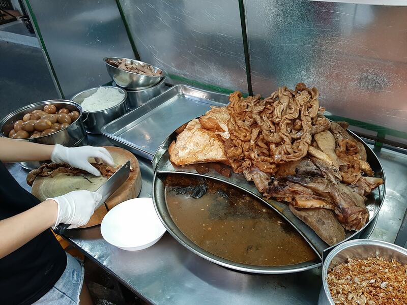 รวมร้านคาวหวาน สะพานควาย : 13 ร้าน กินแบบร้ายๆ อิ่มอร่อย!