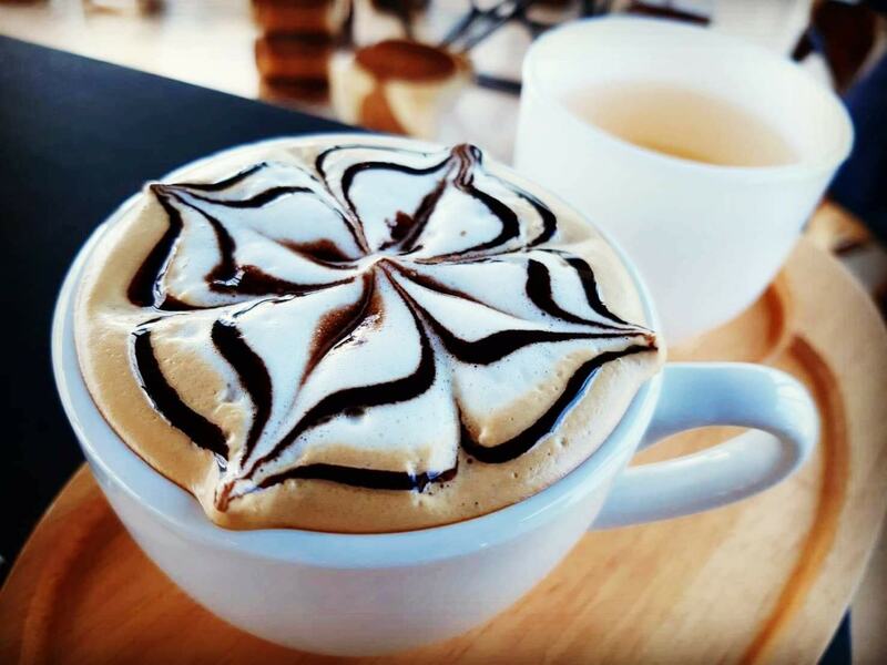 รวม 10 คาเฟ่จันทบุรี คาเฟ่บรรยากาศดีน่าถ่ายรูป พร้อมเสิร์ฟเมนูเด็ดทั้งเบเกอรี่และกาแฟ!