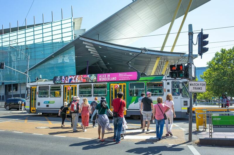 australia 2023, australian grand prix, botanical garden, brisbane, flinders street station, formula one, gallery of modern art, gold coast, hosier lane, melbourne, museum of contemporary art sydney, queen victoria market, queensland museum, st paul’s cathedral, streets beach, sydney, sydney opera house, taronga zoo, warner brothers movie world, wet&039;n&039;wild water world, ซิดนีย์, ซิดนีย์โอเปร่าเฮาส์, ตลาดควีนวิคตอเรีย, บริสเบน, พิพิธภัณฑ์ควีนส์แลนด์, วีซ่าท่องเที่ยวออสเตรเลีย, สตรีทส์ บีช, สวนสัตว์ทารองกา, สะพานฮาร์เบอร์ บริดจ์, ออสเตรเลีย 2024, ออสเตรเลีย 2567, อาสนวิหารเซนต์พอล, เที่ยวออสเตรเลีย, เมลเบิร์น, แม่น้ำยาร์รา, โกลด์ โคสต์, โฮซิเออร์ เลน, top 8+ ที่เที่ยวออสเตรเลีย 2024 เมืองที่ห้ามพลาด ชมพิพิธภัณฑ์สุดฮิป เดินเที่ยวชายหาดและเล่นเซิร์ฟ