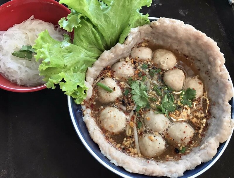 top 7+ ร้านก๋วยเตี๋ยวลูกชิ้นยักษ์ ไซส์บิ๊กเบิ้ม ชามเดียวอิ่มได้ทั้งบ้าน