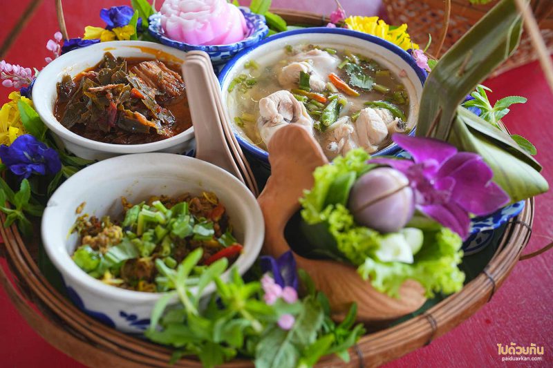 เที่ยวจันทบุรี, บ้านน้ำพริกข้าวสวย, ร้านอาหารจันทบุรี, ร้านอาหารอร่อยจันทบุรี, บ้านน้ำพริกข้าวสวย จันทบุรี  อาหารไทยสูตรชาววัง ในชุดสำหรับโบราณ  