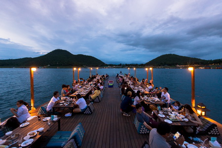 รักษ์น้ำรีสอร์ต ที่พักมัลดีฟเมืองไทย นอนบนแพหรู