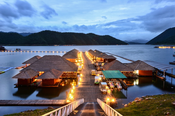 รักษ์น้ำรีสอร์ต ที่พักมัลดีฟเมืองไทย นอนบนแพหรู