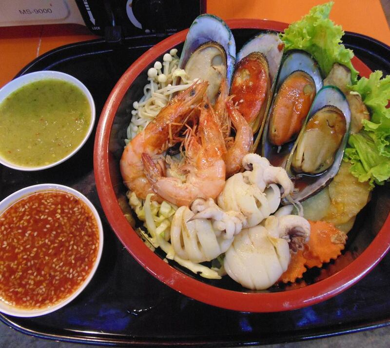 ตลาดสายใต้เซ็นเตอร์ ของกิน :: ตลาดนัดยามค่ำคืน เอาใจสายกิน สายช็อปโดยเฉาะ มาพร้อมเมนูเด็ดมากมาย ไม่ควรพลาด!!