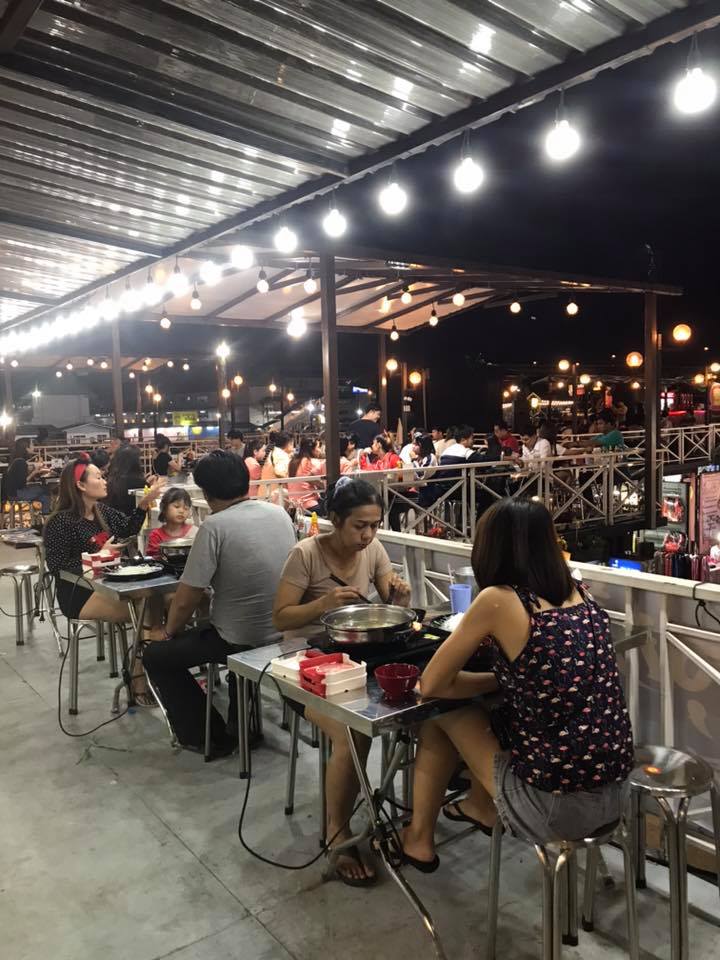ตลาดสายใต้เซ็นเตอร์ ของกิน :: ตลาดนัดยามค่ำคืน เอาใจสายกิน สายช็อปโดยเฉาะ มาพร้อมเมนูเด็ดมากมาย ไม่ควรพลาด!!