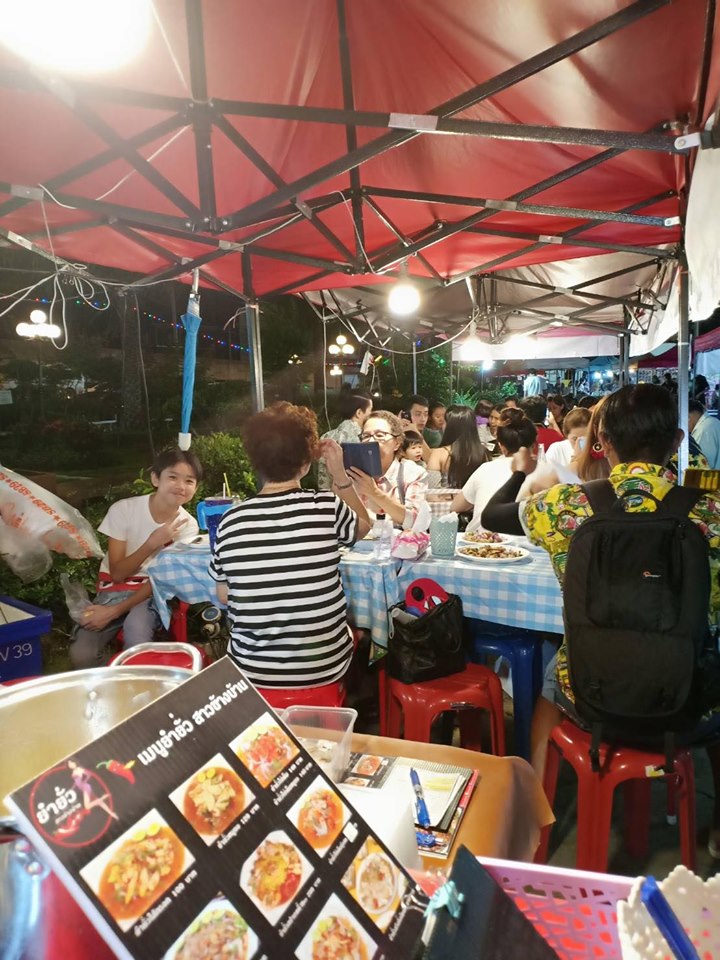 ตลาดสายใต้เซ็นเตอร์ ของกิน :: ตลาดนัดยามค่ำคืน เอาใจสายกิน สายช็อปโดยเฉาะ มาพร้อมเมนูเด็ดมากมาย ไม่ควรพลาด!!