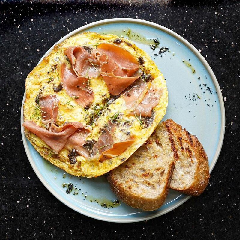 top 10+ ร้านขนมพรีเมียม คาเฟ่ของคนรักขนมหวาน ขนมไทย ย่านทองหล่อ-เอกมัย