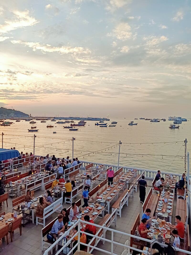 ร้านอาหารริมทะเล พัทยา : รวมร้านบรรยากาศดี พิกัด : ริมหาดพัทยา ไม่ไปไม่ได้แล้ววว