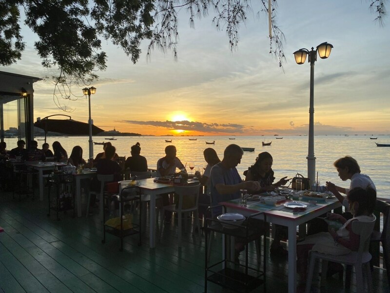 ร้านอาหารริมทะเล พัทยา : รวมร้านบรรยากาศดี พิกัด : ริมหาดพัทยา ไม่ไปไม่ได้แล้ววว