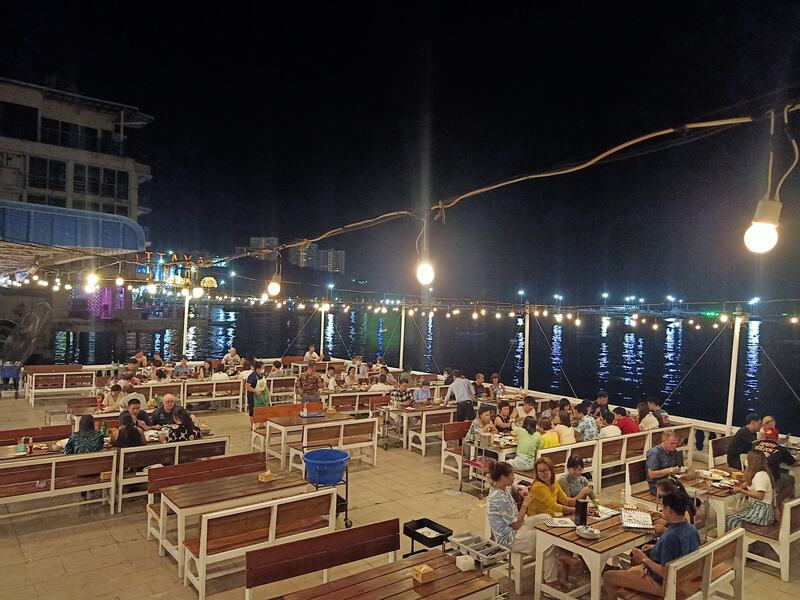 ร้านอาหารริมทะเล พัทยา : รวมร้านบรรยากาศดี พิกัด : ริมหาดพัทยา ไม่ไปไม่ได้แล้ววว