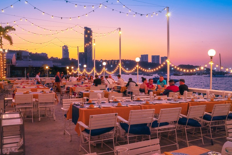 ร้านอาหารริมทะเล พัทยา : รวมร้านบรรยากาศดี พิกัด : ริมหาดพัทยา ไม่ไปไม่ได้แล้ววว