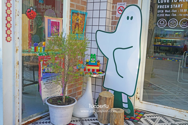 ร้านกาแฟลาดพร้าว, คาเฟ่ลาดพร้าว, ริ คาเฟ่, ริ คาเฟ่  ร้านกาแฟสไตล์ของเล่นสุดคิวท์