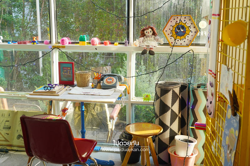 ร้านกาแฟลาดพร้าว, คาเฟ่ลาดพร้าว, ริ คาเฟ่, ริ คาเฟ่  ร้านกาแฟสไตล์ของเล่นสุดคิวท์